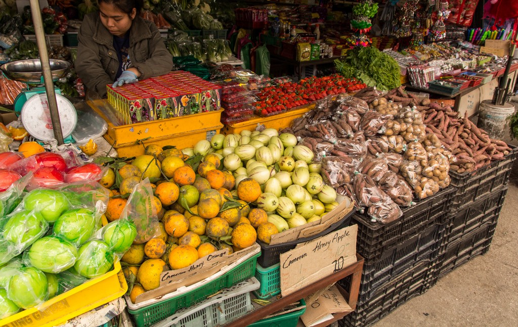 Owocowe stoisko na targu w Brinchang