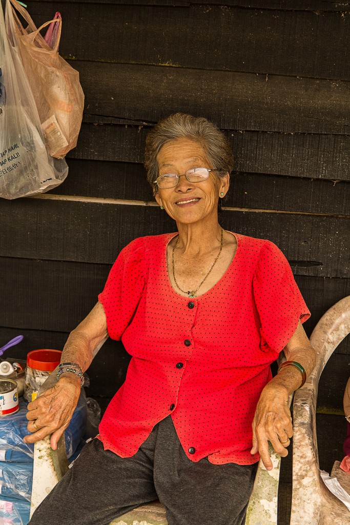 Śmiejąca się starsza pani w Cameron Highlands