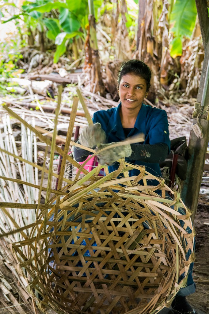 Kobieta tworząca kosz