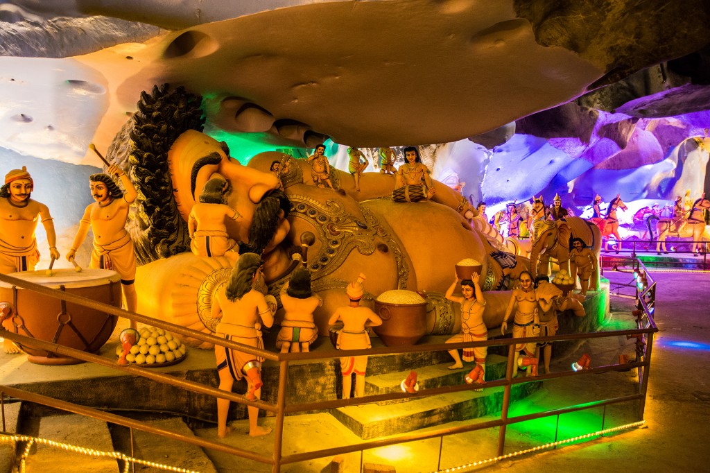 Batu Caves - posągi