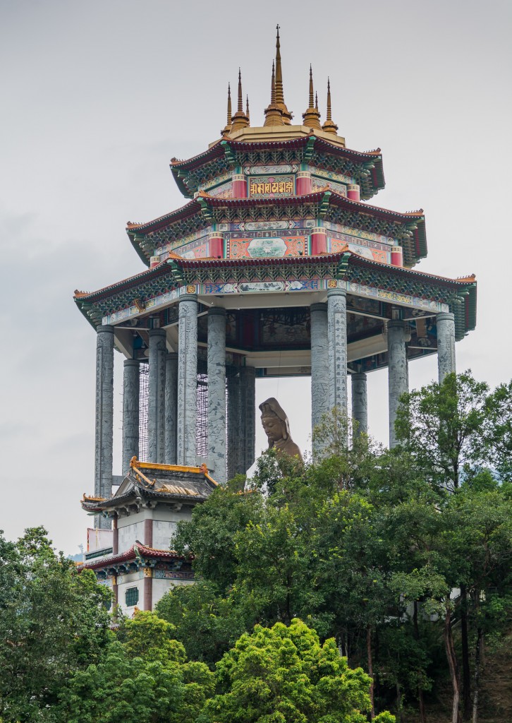 Posąg na wzgórzu w świątyni Kek Lok Si
