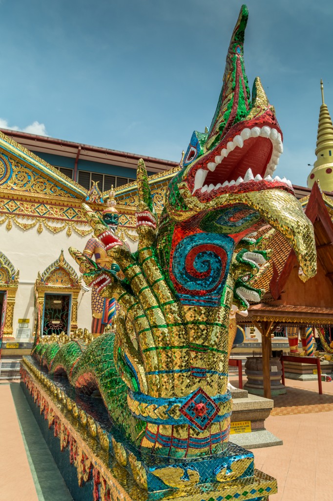 Smoki przed świątynią Wat Chaiya Mangkalaram