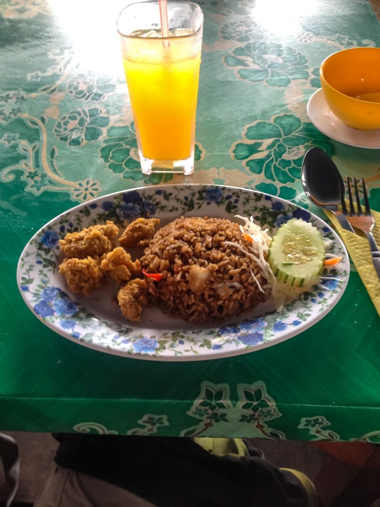 Posiłek w restauracji na wodzie