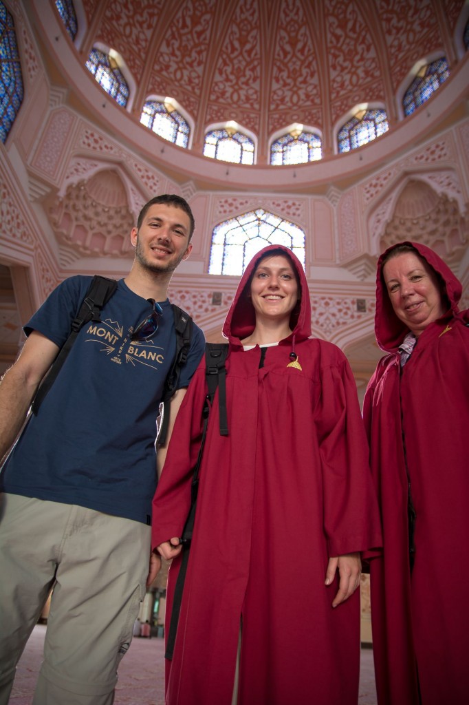Takie stroje trzeba nosić w Putra Mosque