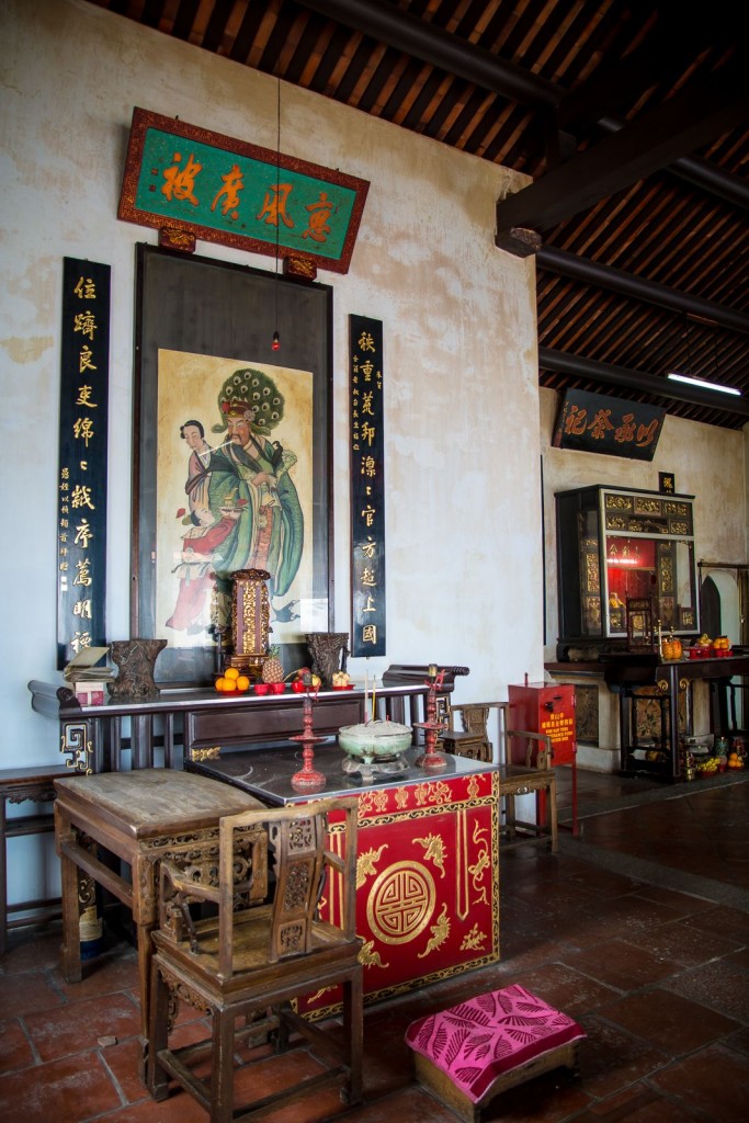 Wnętrze świątyni niedaleko studni