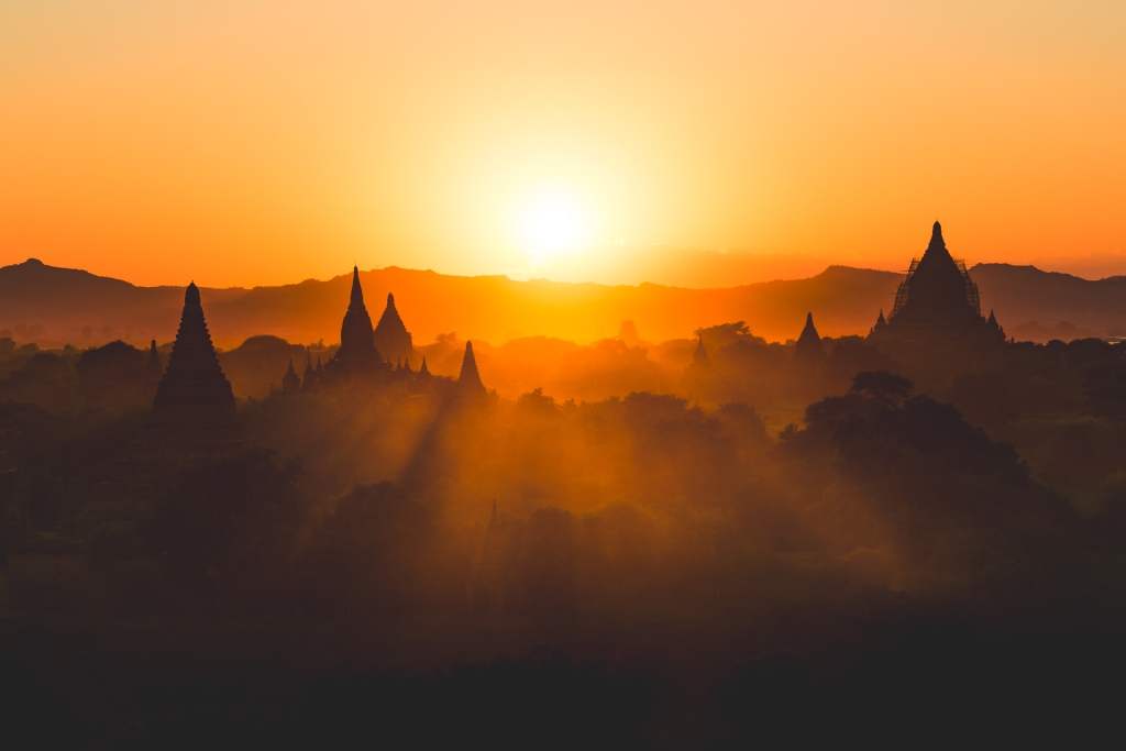 Bagan, zachód słońca z dachu jednej ze świątyń