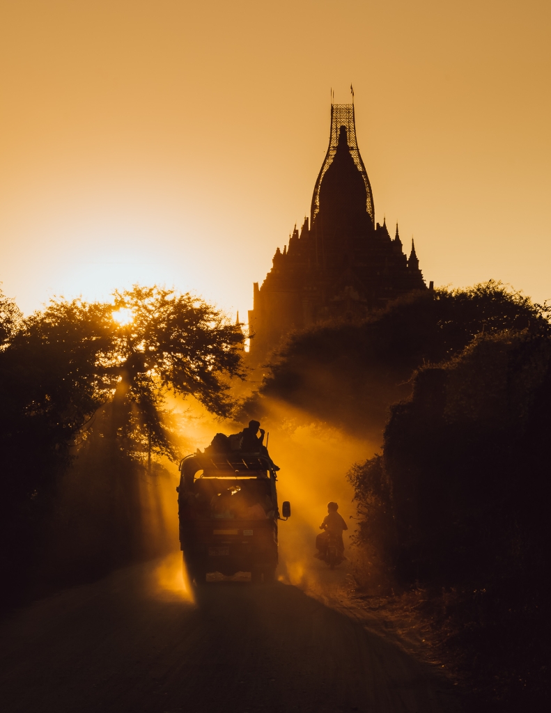 Ludzie spieszący na zachód słońca w Baganie