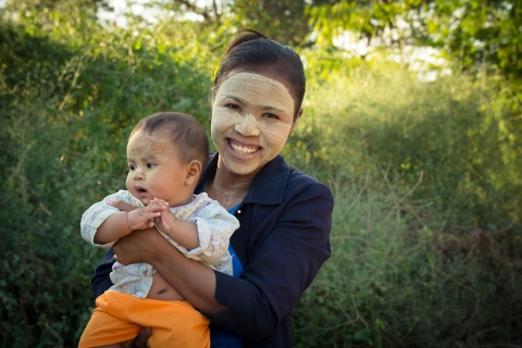 Tradycyjny birmański makijaż wykonany za pomocą thanaki