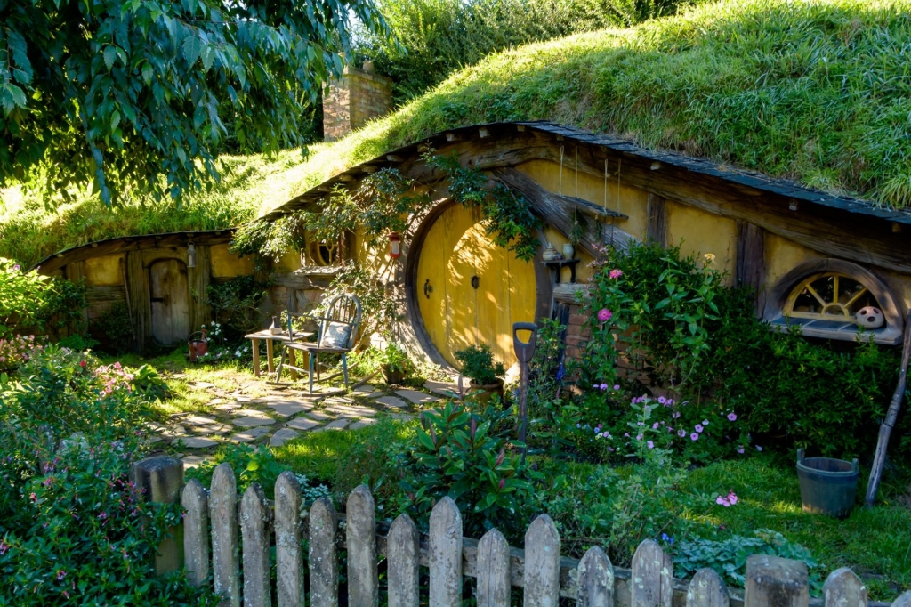 Domek z żółtymi drzwiami