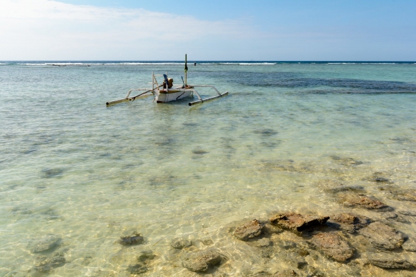 Łódka przy plaży na wyspie Gili Meno