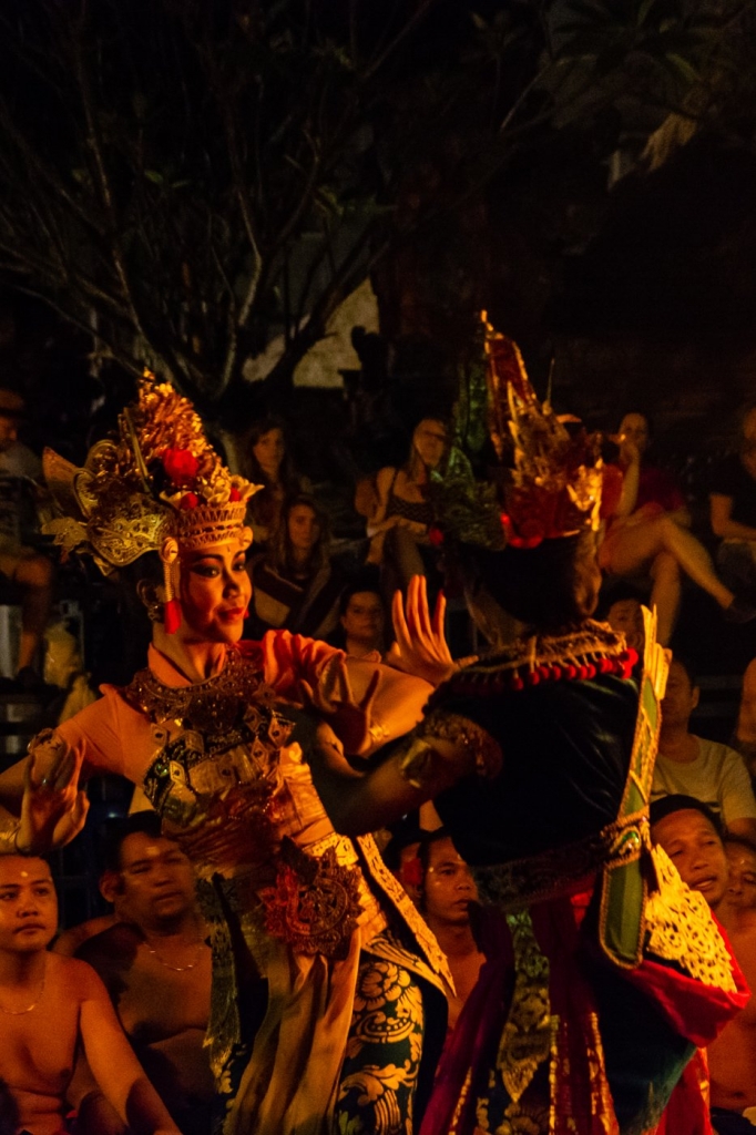 Tancerki na wieczornym pokazie tańca Kecak