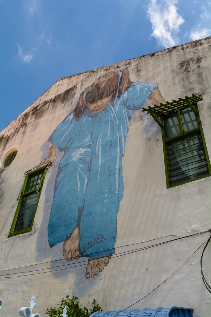 Murale w Georgetown: dziewczynka podciągająca się na oknach