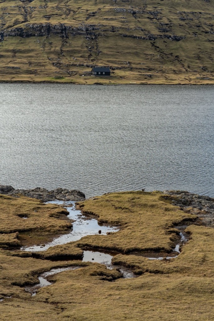 Domek nad jeziorem Sørvágsvatn