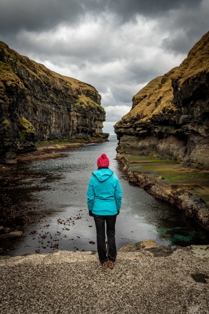 Podziwiamy wąwóz w Gjógv
