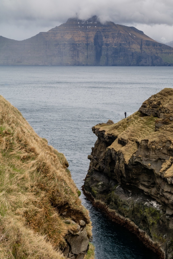 Widok na Kalsoy i wąwóz w Gjógv