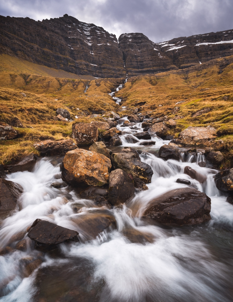 Rzeka płynąca po zboczu na wyspie Borðoy 