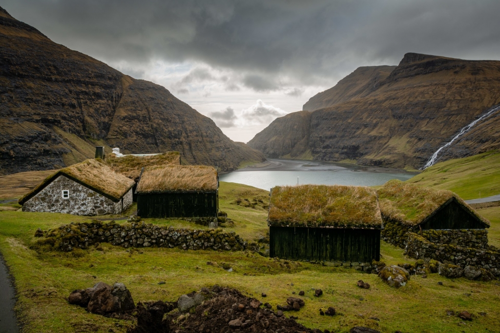Domy z trawą na dachu w Saksun
