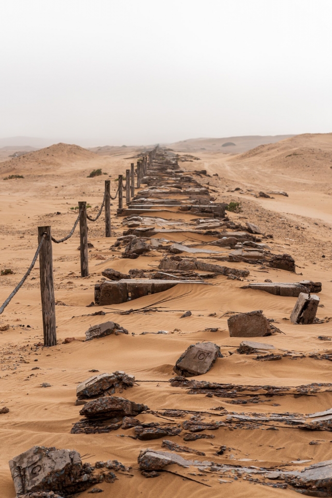 Zasypane przez piasek tory kolejowe w okolicy Swakopmund