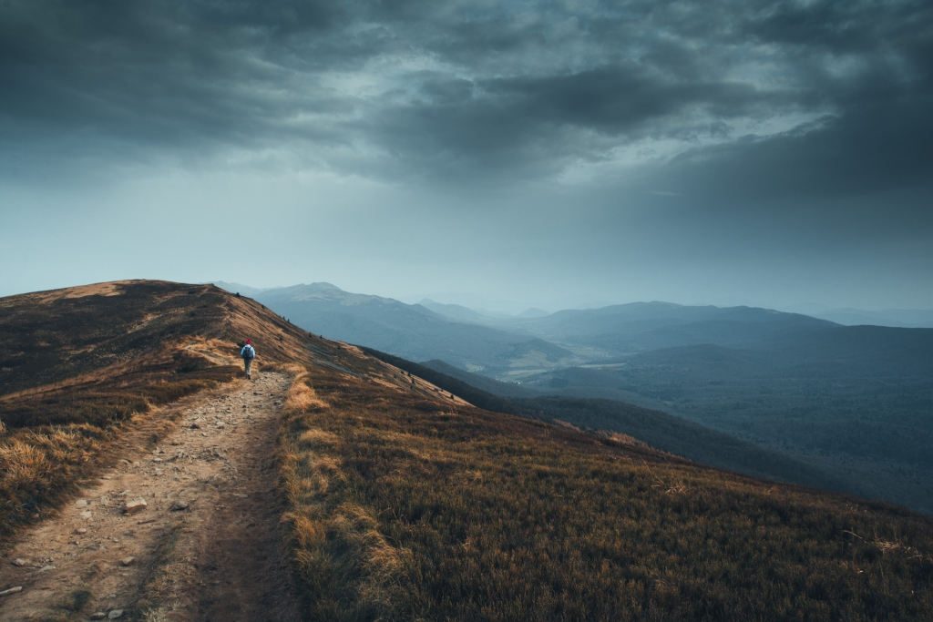 Wracając po zachodzie słońca z połonin w Bieszczadach