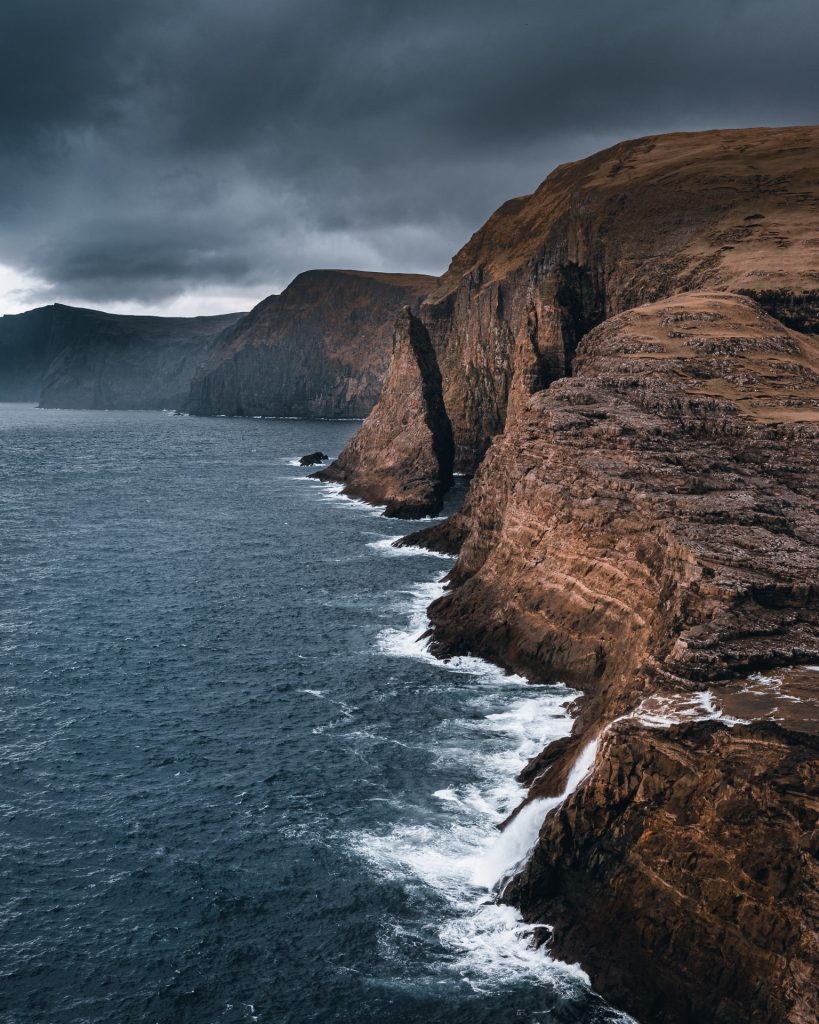 Wybrzeże z wodospadem Bøsdalafossur