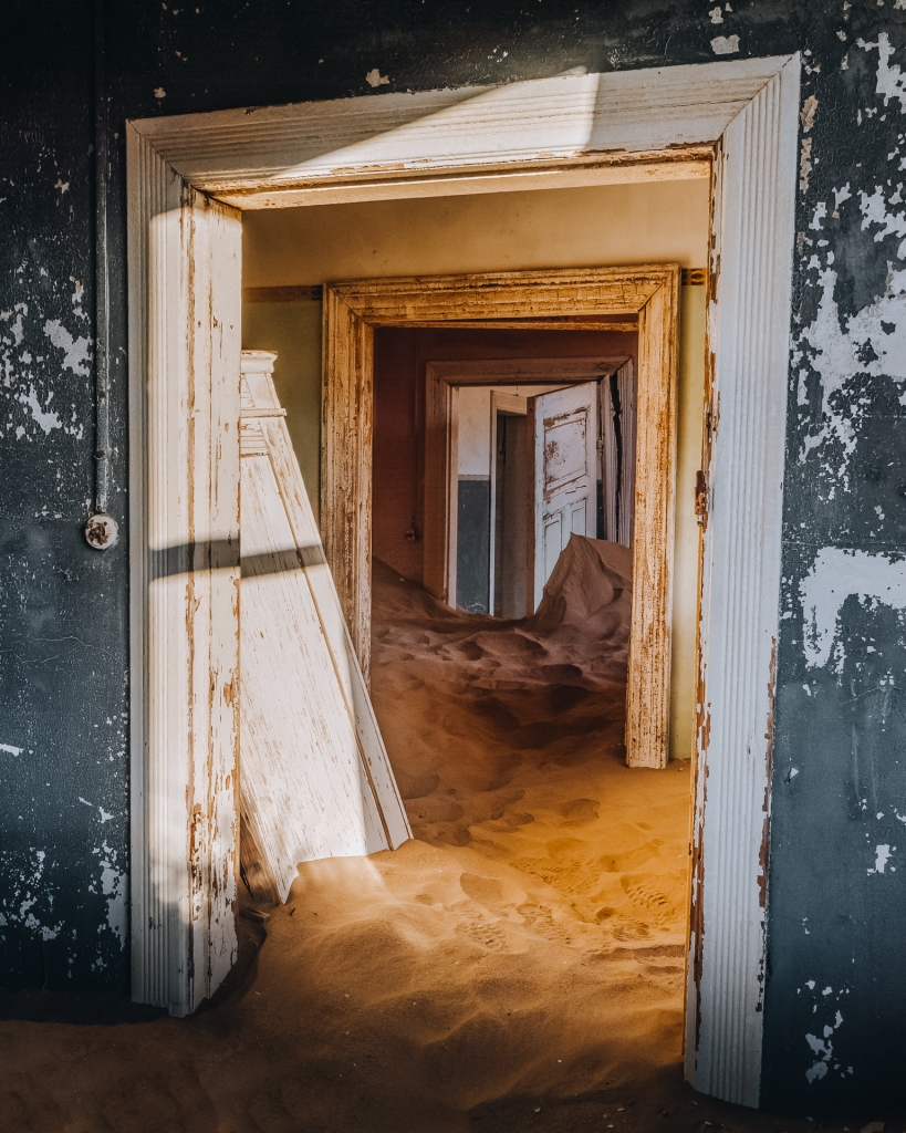 Portal z drzwi w Kolmanskop