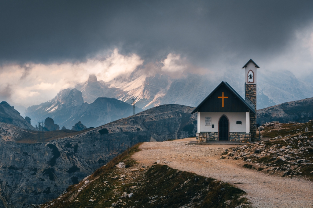 Cappella degli Alpini na tle gór