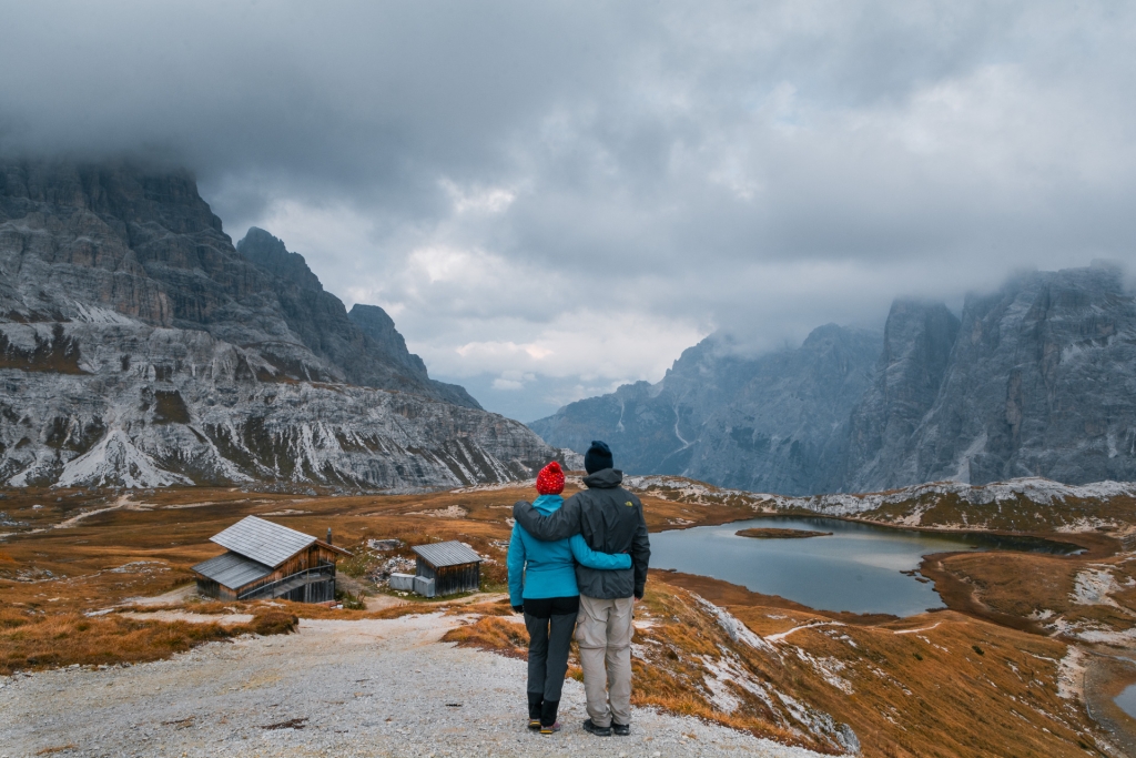 Nasze pamiątkowe zdjęcie przy schronisku z widokiem na Laghi dei Piani