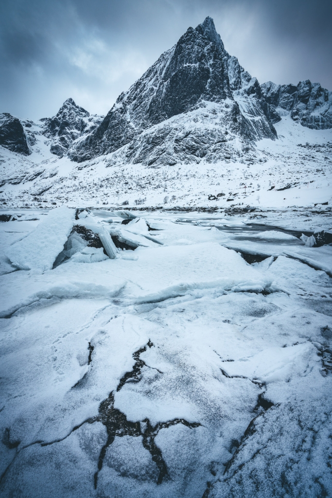 Flakstadøya i zamarznięty fiord